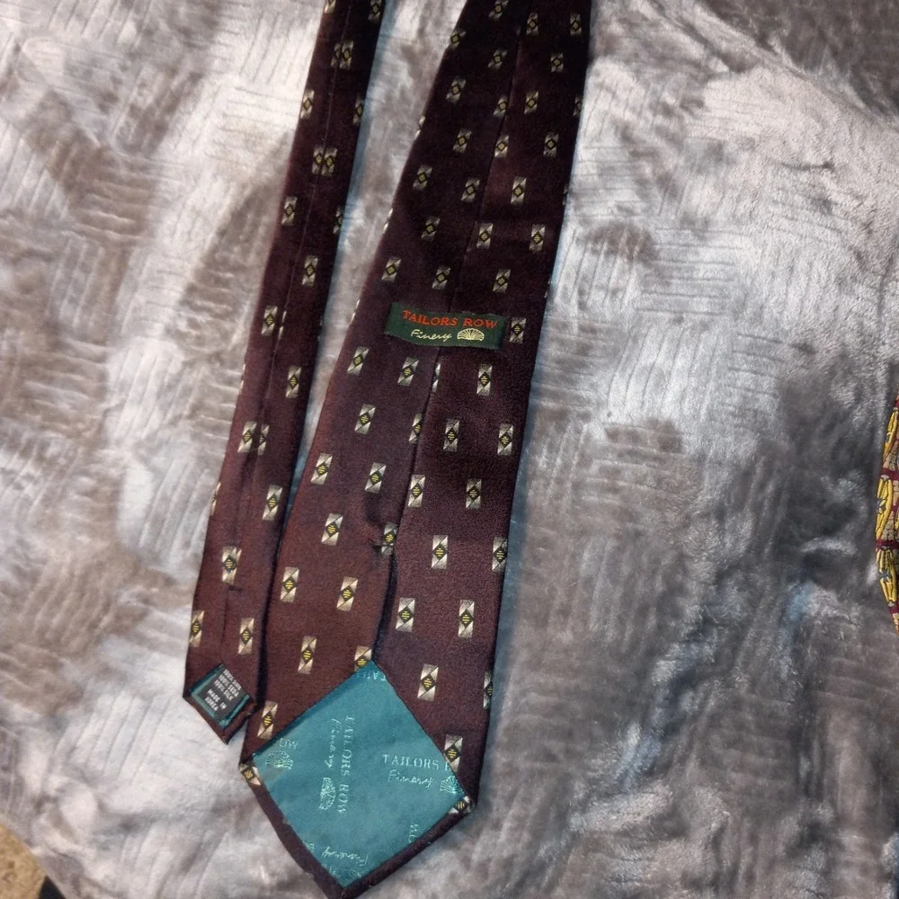Vintage TAILORS ROW FINERY BURGANDY SILVER Gold Medallion Shield Silk Tie